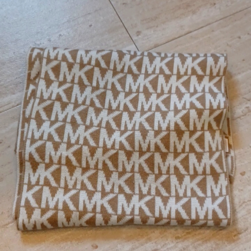 MICHAEL Michael Kors Signature Logo Stylish Scarf